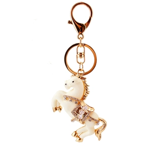 Elegante portachiavi a forma di cavallo con strass e smalto bianco su metallo dorato