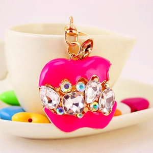 Porte-clés pomme en cristal rose avec strass brillants et crochet en métal doré élégant