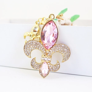 Portachiavi fiore di giglio dorato con cristalli rosa marquise e diamanti pavé