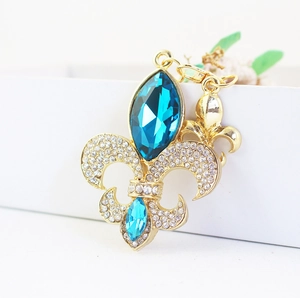 Elegante portachiavi a fiore di iris dorato con cristalli blu mare e strass luccicanti