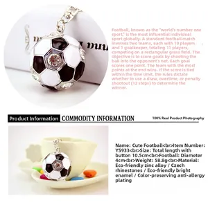 Dettaglio portachiavi a forma di pallone da calcio con strass bianchi e finitura smalto