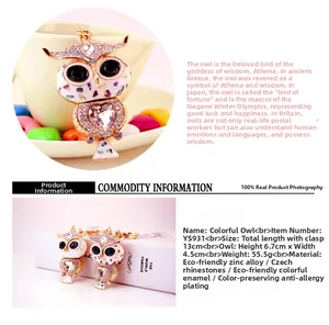 Vue détaillée du porte-clés hibou avec strass colorés et dimensions indiquées