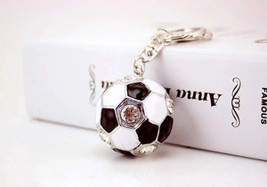 Dettaglio di un portachiavi a pallone da calcio scintillante con strass e smalto nero
