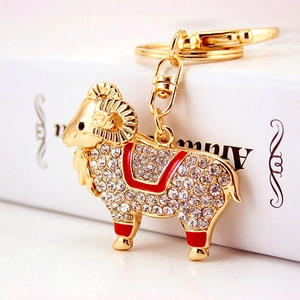 Porte-clés chèvre créatif plaqué or avec strass blancs et détails en émail rouge