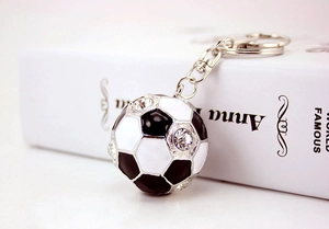 Vista dettagliata del portachiavi a forma di calcio con strass e anello argento