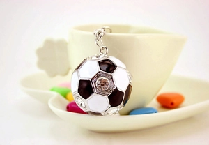 Dettaglio ravvicinato di un portachiavi a pallone da calcio con strass e catena argentata