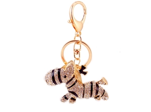 Dettaglio del portachiavi a forma di zebra in lega dorata con strass di cristallo
