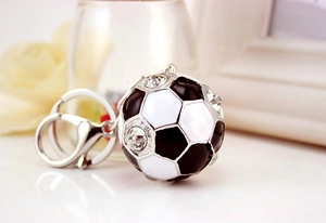 Dettaglio di un portachiavi a forma di pallone da calcio con strass e moschettone argento