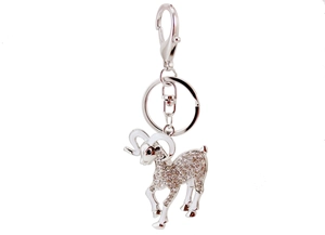 Détail du porte-clés chèvre avec strass brillants et fermoir mousqueton argenté