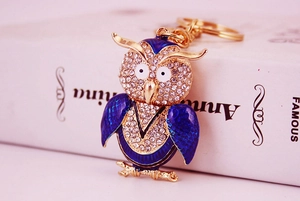 Vue détaillée du porte-clés hibou en alliage doré avec émail bleu et cristaux brillants
