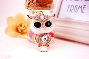 Détail du porte-clés hibou orné de strass blancs et d'un cristal en forme de cœur