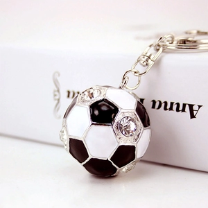 Portachiavi calcio alla moda con strass e smalto bianco e nero su anello in metallo
