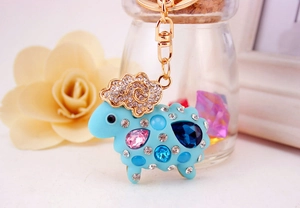 Détail d'un porte-clés mouton en cristal bleu ciel avec gemmes colorées et fermoir doré
