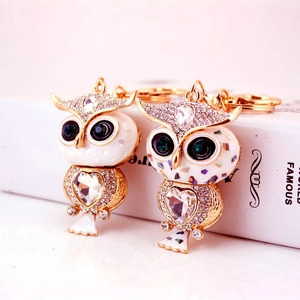 Porte-clés Hibou en Strass de Luxe Pendentif Animal avec Revêtement en Coquille Alliage d'Or Cristal de Coeur Bijoux Suspendus pour Sac