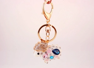 Dettaglio del portachiavi a pecora con finitura in oro 18K e strass multicolore