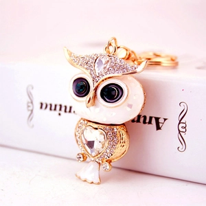 Porte-clés hibou créatif avec strass et émail blanc dans un cadre doré chic