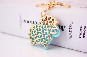 Détail macro du porte-clés mouton du zodiaque bleu clair avec cadre métallique doré