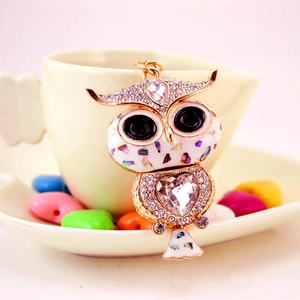 Porte-clés chouette doré avec incrustation de coquillage, strass et cristal de cœur