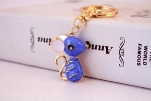 Détail du porte-clés souris en émail bleu avec finition dorée et strass étincelants