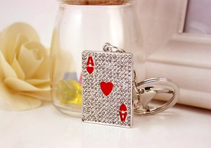 Detailansicht des Herz-Ass-Pokerschlüsselanhängers mit glitzernden Steinen und Metallring