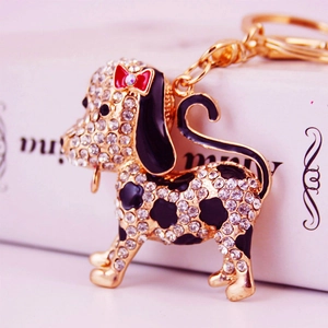 Porte-clés dalmatien étincelant avec cristaux et nœud rouge sur métal doré brillant