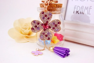 Portachiavi a quadrifoglio con strass rosa e nappa in pelle scamosciata viola