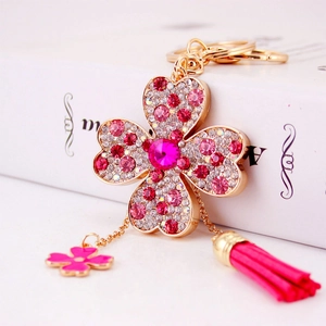 Portachiavi quadrifoglio con strass rosa e un elegante ciondolo a nappa in pelle coordinato