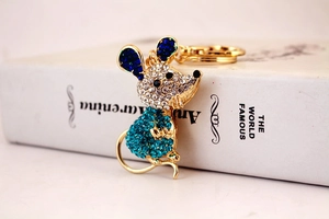 Vue latérale macro du porte-clés souris doré orné de strass en cristal blanc et bleu