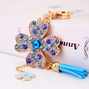 Portachiavi quadrifoglio scintillante con strass blu e nappina in seta celeste
