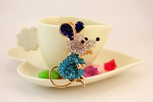 Détail de la broche souris en cristal avec strass colorés et finition dorée élégante