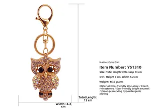 Vue détaillée des dimensions du porte-clés chouette doré orné de strass multicolores