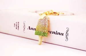 Close-up of ice cream keychain with gradient rhinestones and gold alloy frame details