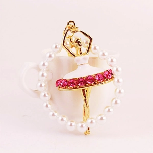 Porte-clés ballerine élégant avec strass roses et perles blanches sur cadre doré