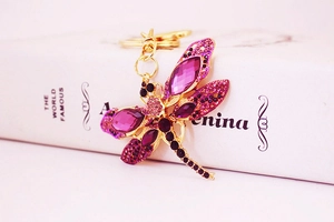 Détails du porte-clés libellule doré avec cristaux violets et strass brillants de luxe