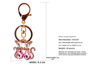 Detailansicht des Fuchs-Schlüsselanhängers mit rosa Kristallen und Maßen von 9,6 cm