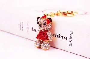 Détail macro du porte-clés ourson mignon avec strass rouges et quincaillerie dorée
