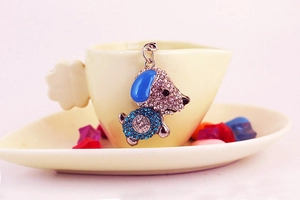 Détails du porte-clés chien mignon orné de strass blancs et bleu ciel sur une tasse
