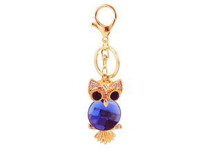 Détail du porte-clés hibou avec abdomen en cristal bleu et fermoir mousqueton doré