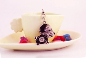 Gros plan du porte-clés chien style Snoopy serti de strass colorés sur une tasse