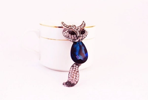 Gros plan détaillé du pendentif renard en cristal avec gemme bleu foncé et strass blancs