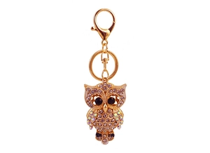 Détail du porte-clés hibou doré orné de strass irisés avec fermoir mousqueton robuste