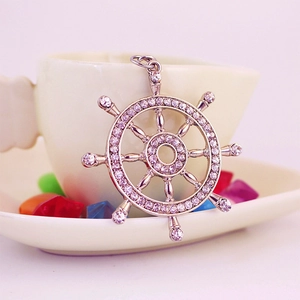 Porte-clés gouvernail de bateau argenté orné de strass suspendu sur une tasse