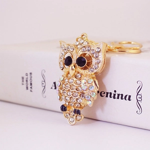 Porte-clés hibou scintillant avec strass colorés sur un anneau en métal doré chic