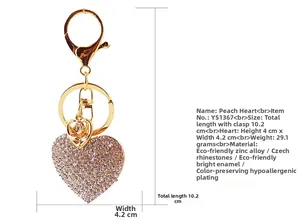 Détail du porte-clés cœur doré avec strass rose clair et spécifications de taille