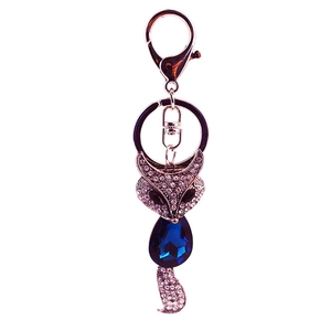 Porte-clés renard en cristal avec gemme bleue et placage en or rose sur fond blanc