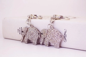 Gros plan de porte-clés éléphants mignons avec strass étincelants et fermoir mousqueton métal