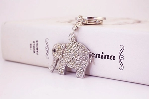 Gros plan sur un porte-clés éléphant argenté avec des strass en cristal étincelants