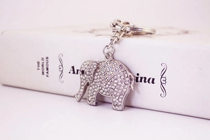 Détail du porte-clés éléphant avec strass étincelants et texture en alliage d'argent
