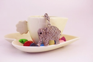 Détails macro du porte-clés éléphant argenté orné de strass brillants et cristaux