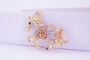 Détail d'un porte-clés cheval incrusté de cristaux brillants avec une finition dorée